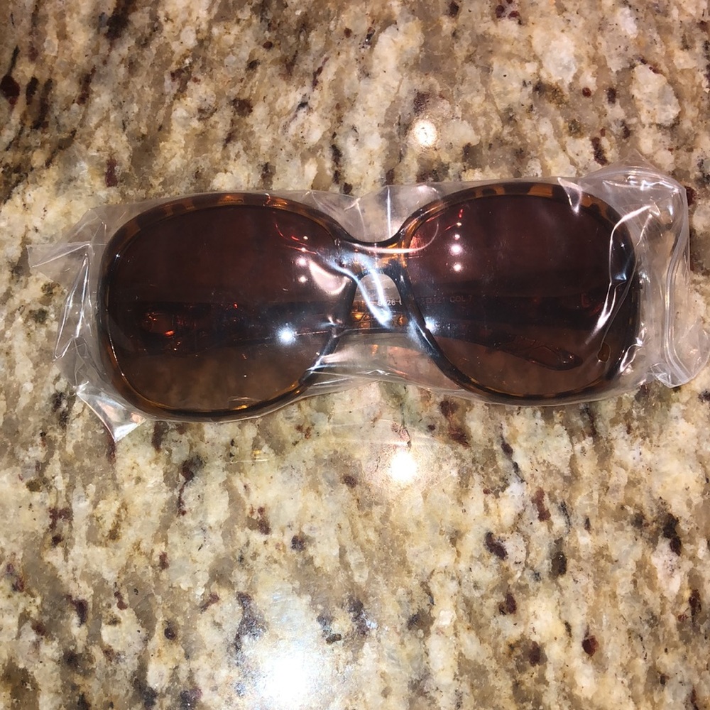 ❣️NEW❣️Sexy, Sassy Leopard Fashion Sunglasses - Picture 5 of 7